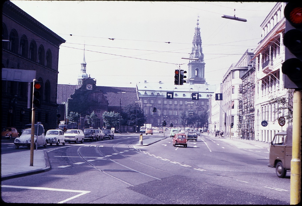 012_christiansborg_und_kirche.jpg