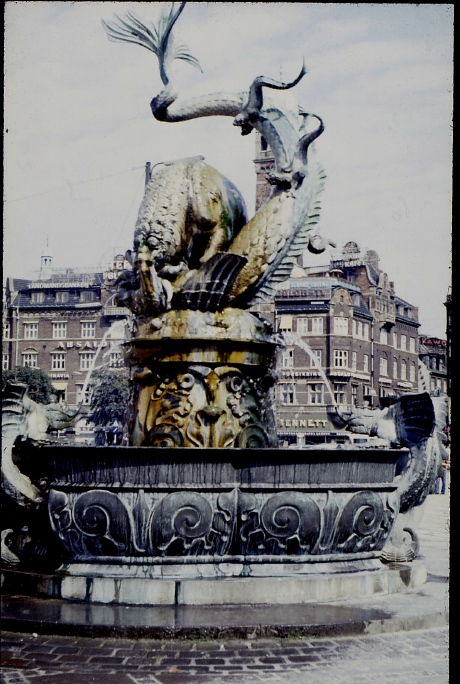 015_brunnen_auf_dem_rathausplatz.jpg